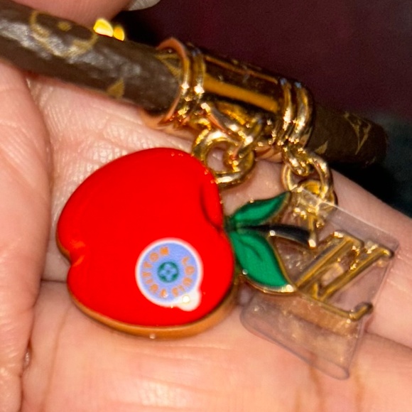 Louis Vuitton 57th Street NYC LV Apple Bracelet - Picture 3 of 7